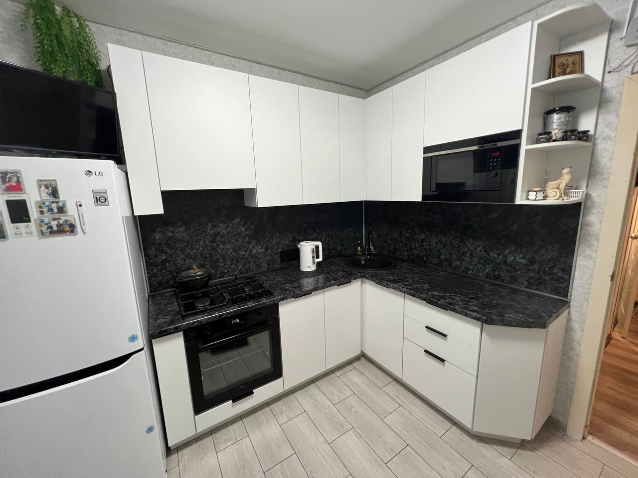 Кухня угловая — Белый и чёрный гранит